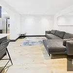 Sleek & Spacious 7-bed In Filton Bristol