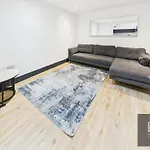 Sleek & Spacious 7-bed In Filton