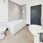 Sleek & Spacious 7-bed In Filton