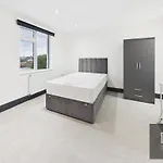 Sleek & Spacious 7-bed In Filton * Bristol