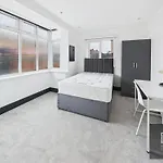 Sleek & Spacious 7-bed In Filton *