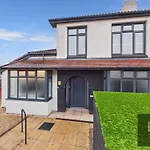 Sleek & Spacious 7-bed In Filton * Bristol