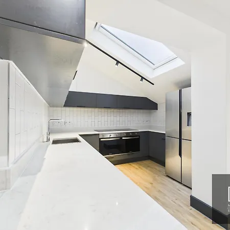 Sleek & Spacious 7-bed In Filton