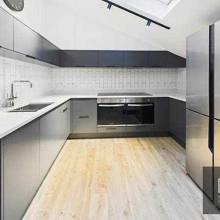 Sleek & Spacious 7-bed In Filton * Bristol