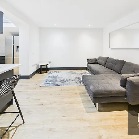 Sleek & Spacious 7-bed In Filton Bristol