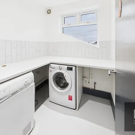 Sleek & Spacious 7-bed In Filton Feriehus Bristol