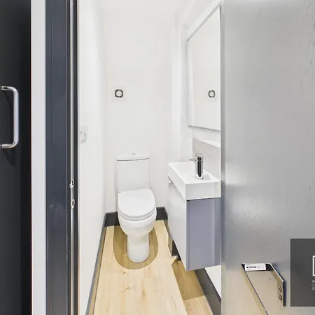 Sleek&spacious 7-bed In Filton *