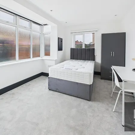 Sleek & Spacious 7-bed In Filton *