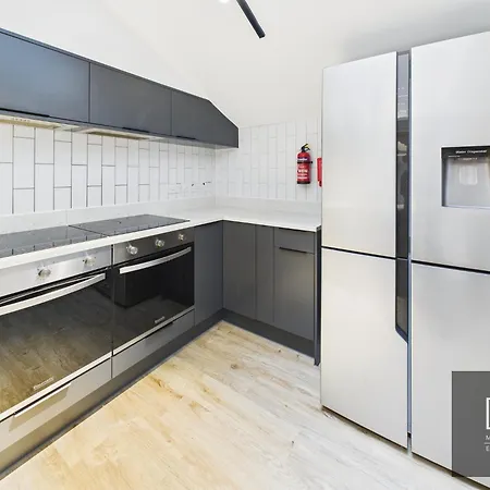 Sleek & Spacious 7-bed In Filton Nyaraló
