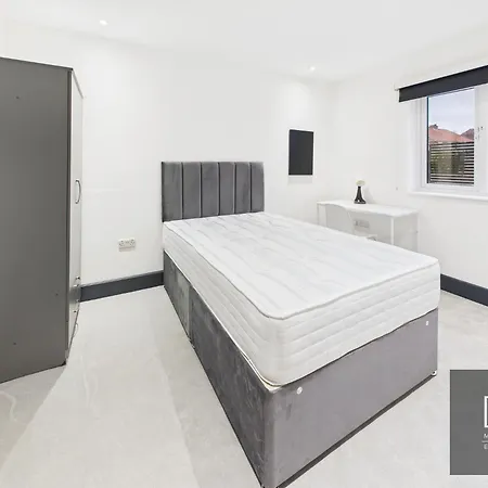 Sleek & Spacious 7-bed In Filton 布里斯托