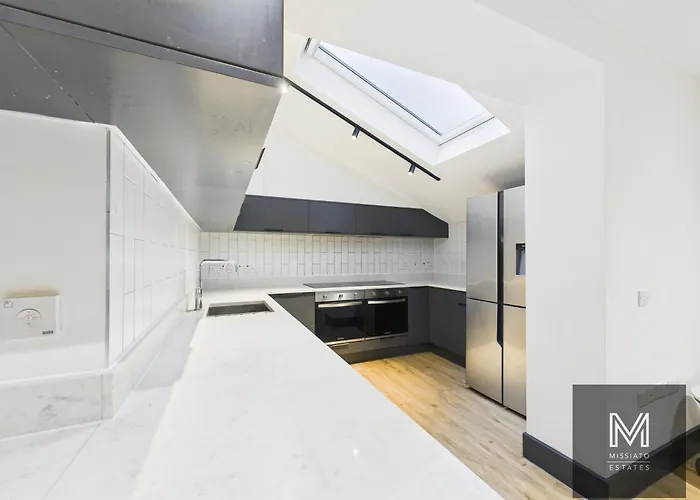 Sleek & Spacious 7-bed In Filton