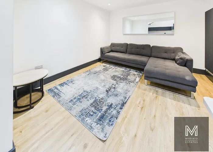 Sleek & Spacious 7-bed In Filton