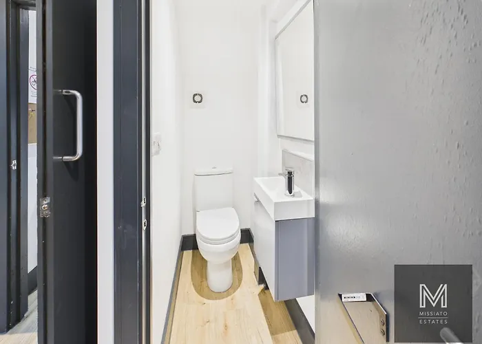 Sleek & Spacious 7-bed In Filton *