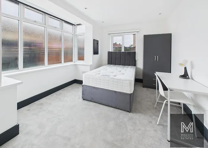 Sleek&spacious 7-bed In Filton *