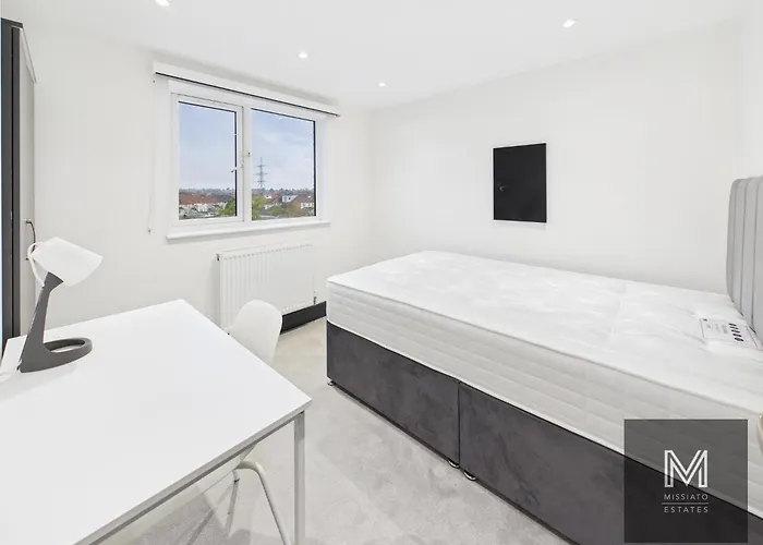 Sleek&spacious 7-bed In Filton *