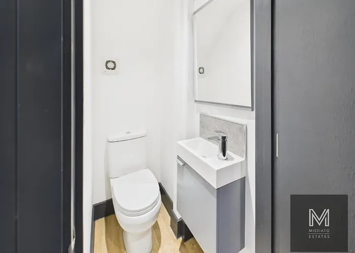 Sleek & Spacious 7-bed In Filton Bristol