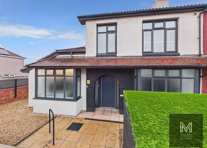 Sleek & Spacious 7-bed In Filton * Bristol