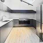 Sleek & Spacious 7-bed In Filton * Bristol