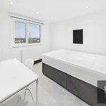 Sleek & Spacious 7-bed In Filton *