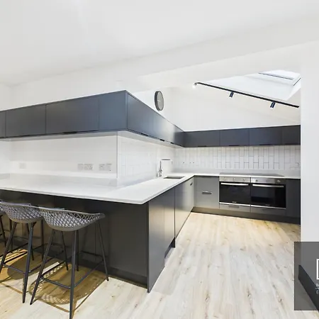 Sleek & Spacious 7-bed In Filton Casa de Férias Bristol