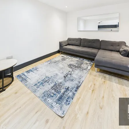 Sleek & Spacious 7-bed In Filton