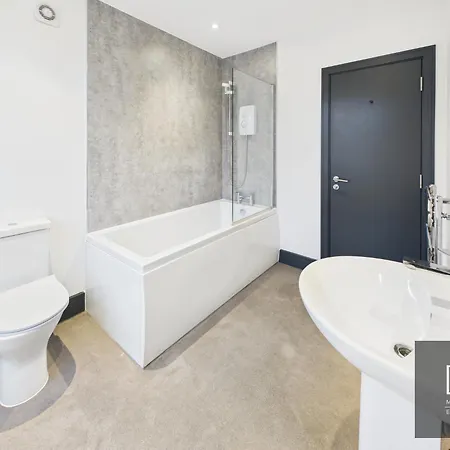 Sleek & Spacious 7-bed In Filton