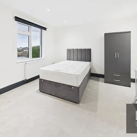 Sleek & Spacious 7-bed In Filton * Bristol