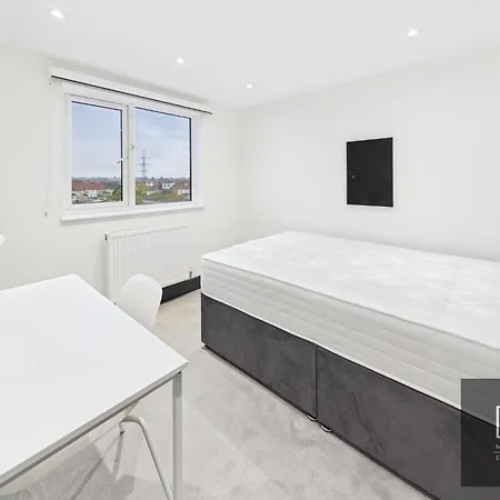 Sleek & Spacious 7-bed In Filton *
