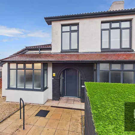 Sleek & Spacious 7-bed In Filton * 브리스틀