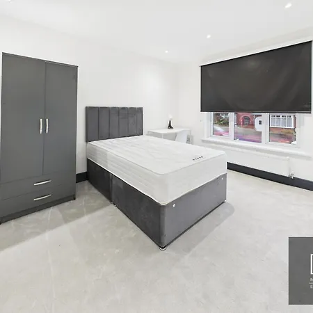 Sleek & Spacious 7-bed In Filton *