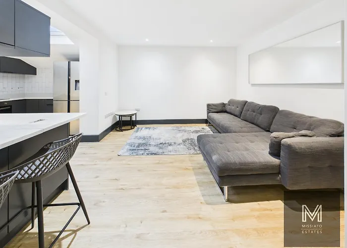 Sleek & Spacious 7-bed In Filton Bristol