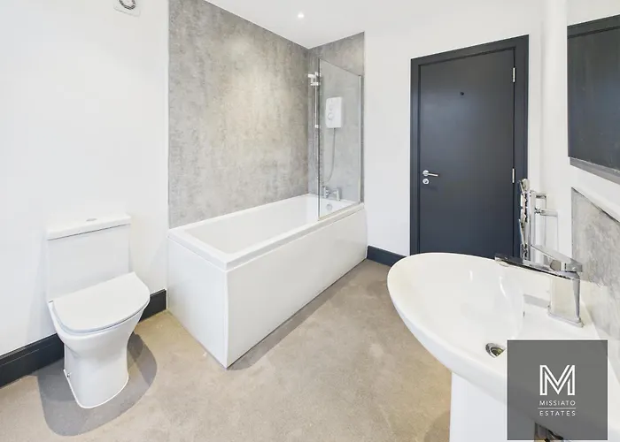 Sleek & Spacious 7-bed In Filton