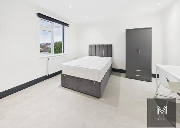 Sleek & Spacious 7-bed In Filton * Bristol