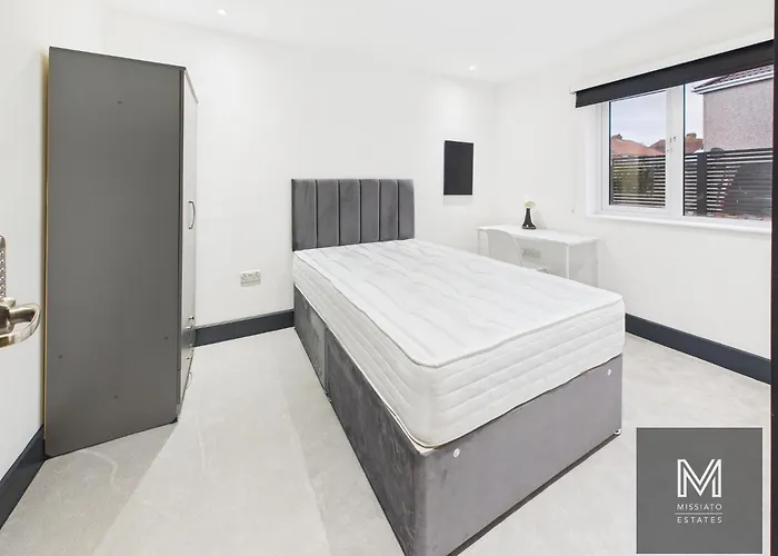 Sleek & Spacious 7-bed In Filton Bristol
