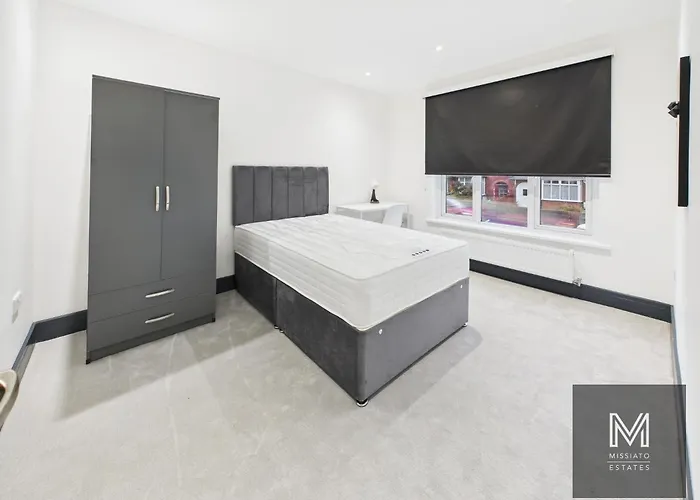 Sleek & Spacious 7-bed In Filton *